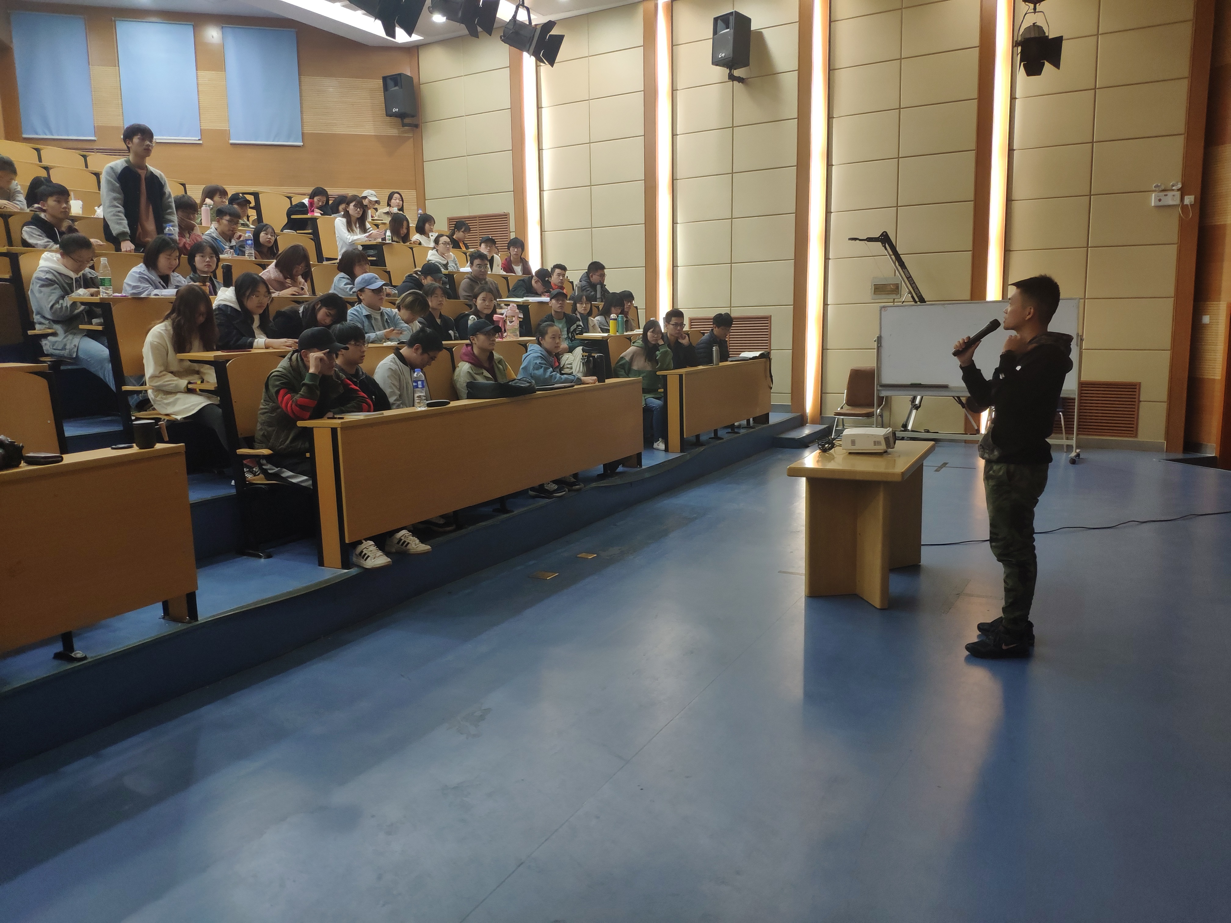 专业影视创作者与同学们交流分享  (1).jpg